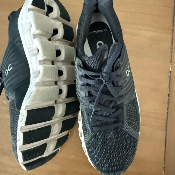 On Running Black Cloudswift Shoes - Picture 3 of 6